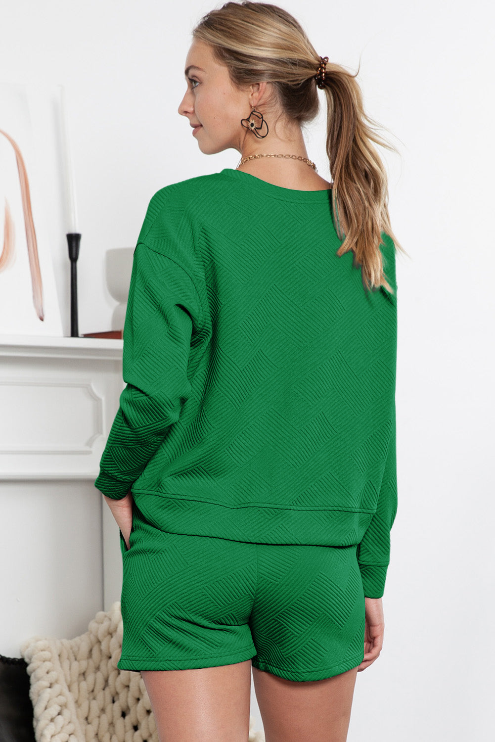 Graues Set mit langärmligem Oberteil und Shorts mit Kordelzug und Strukturmuster