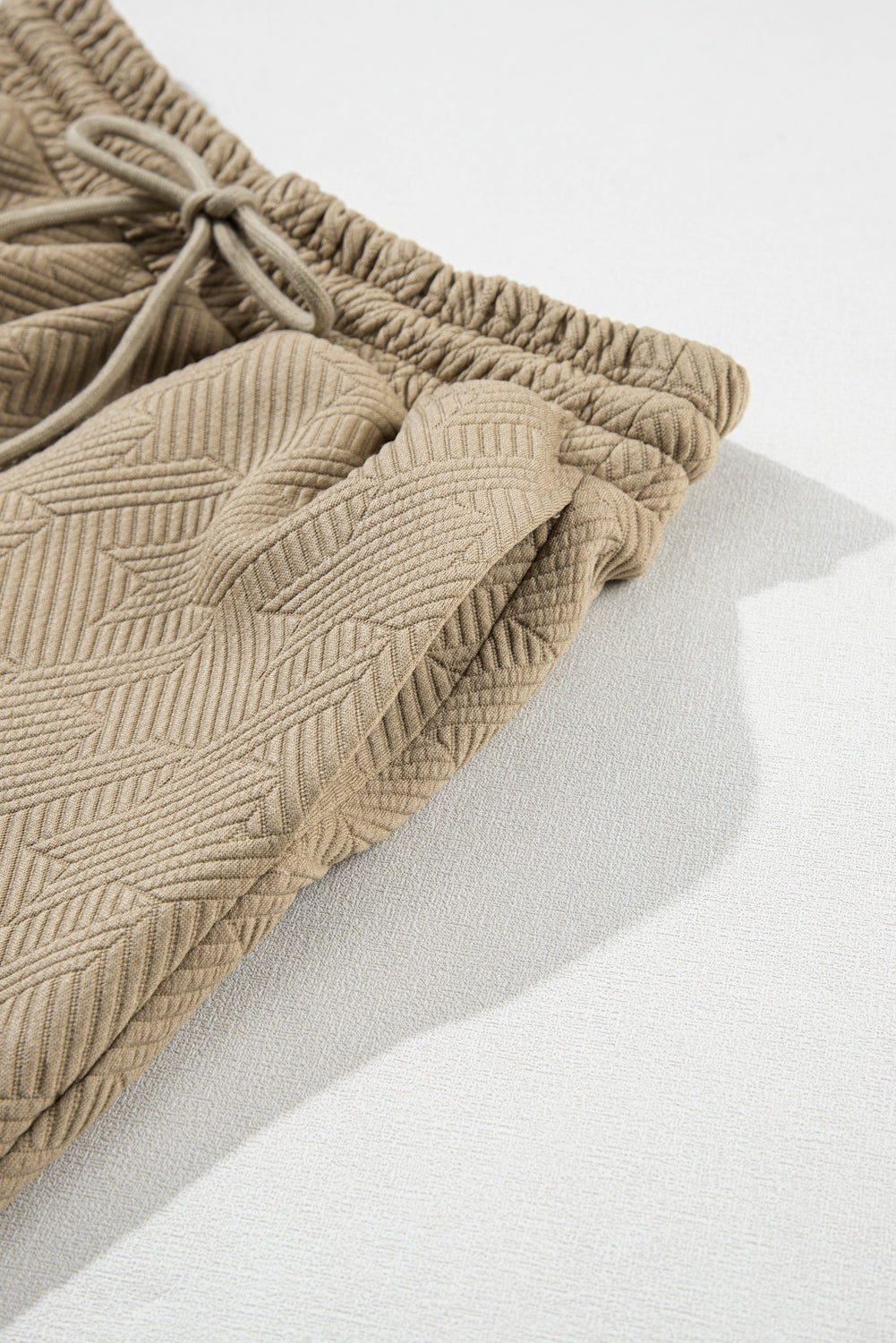 Schwarzes Set mit strukturiertem Rüschenoberteil mit Flügelärmeln und Hose mit weitem Bein