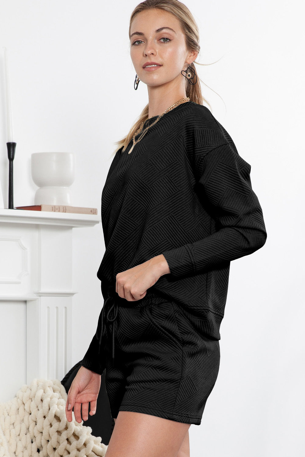 Graues Set mit langärmligem Oberteil und Shorts mit Kordelzug und Strukturmuster