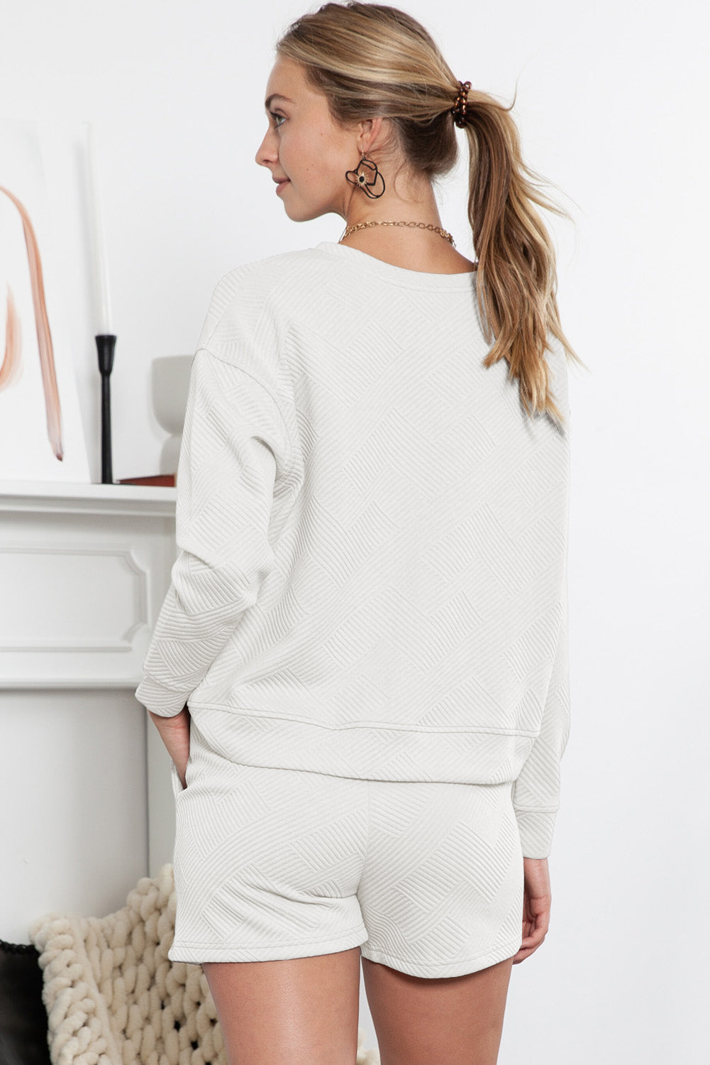Graues Set mit langärmligem Oberteil und Shorts mit Kordelzug und Strukturmuster