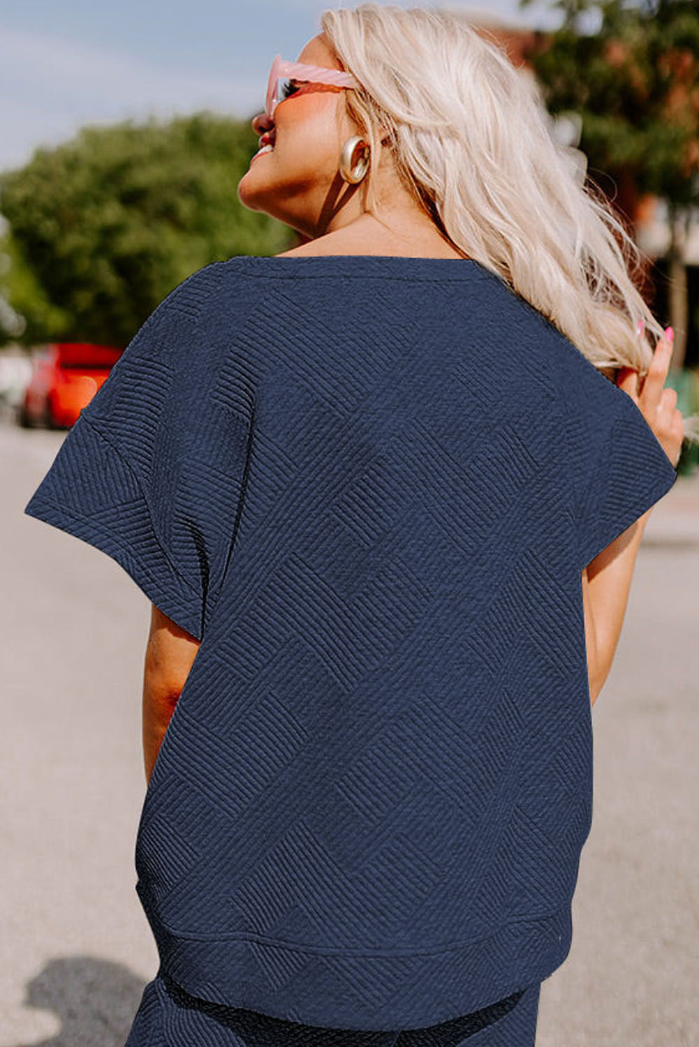 Schwarzes, strukturiertes, locker sitzendes T-Shirt und Hose mit Kordelzug
