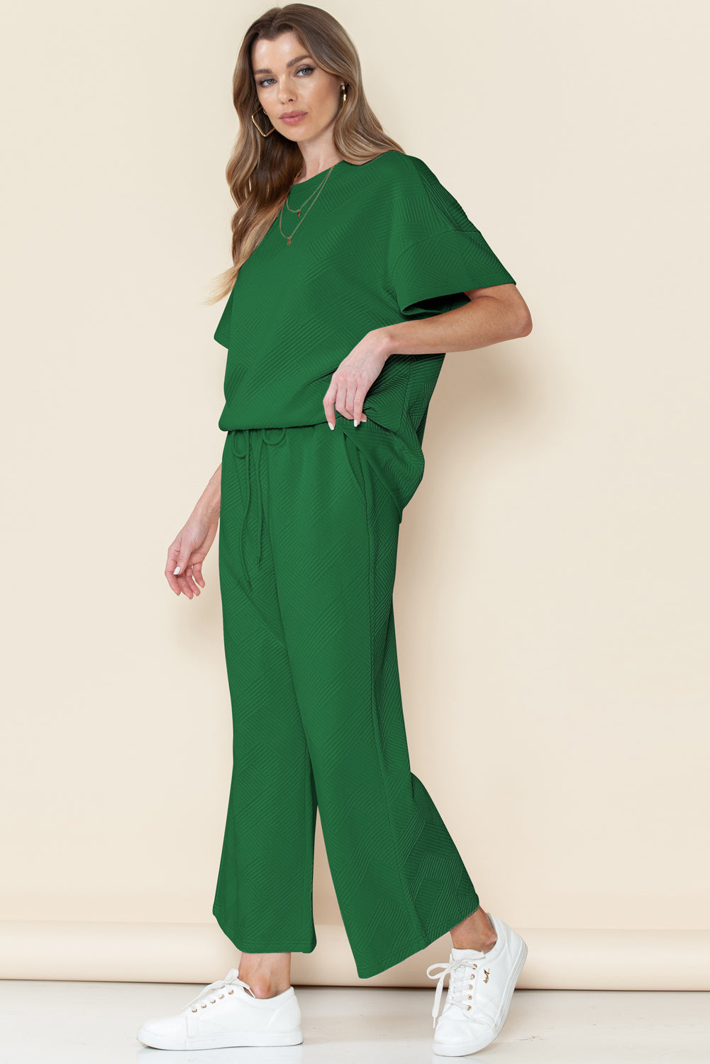 Schwarzes, strukturiertes, locker sitzendes T-Shirt und Hose mit Kordelzug