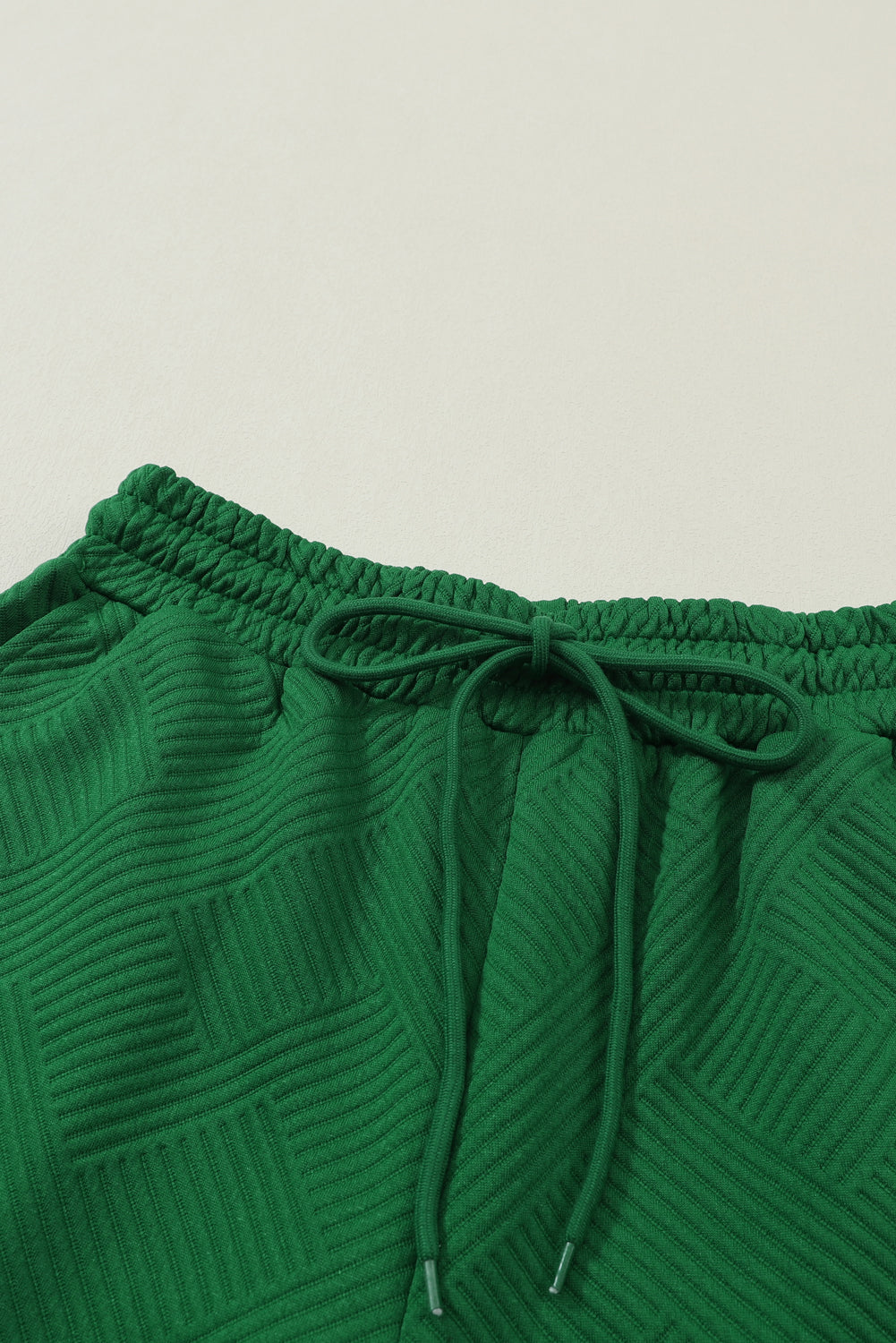 Schwarzes, strukturiertes, locker sitzendes T-Shirt und Hose mit Kordelzug