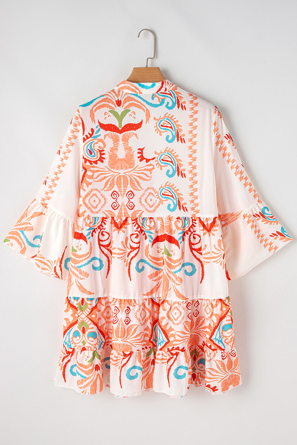 Weißes Boho-Minikleid mit Stufen und Ethno-Print