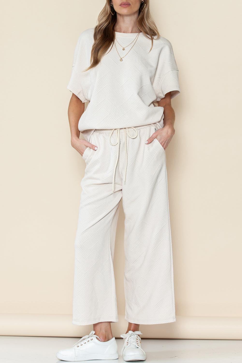Schwarzes, strukturiertes, locker sitzendes T-Shirt und Hose mit Kordelzug