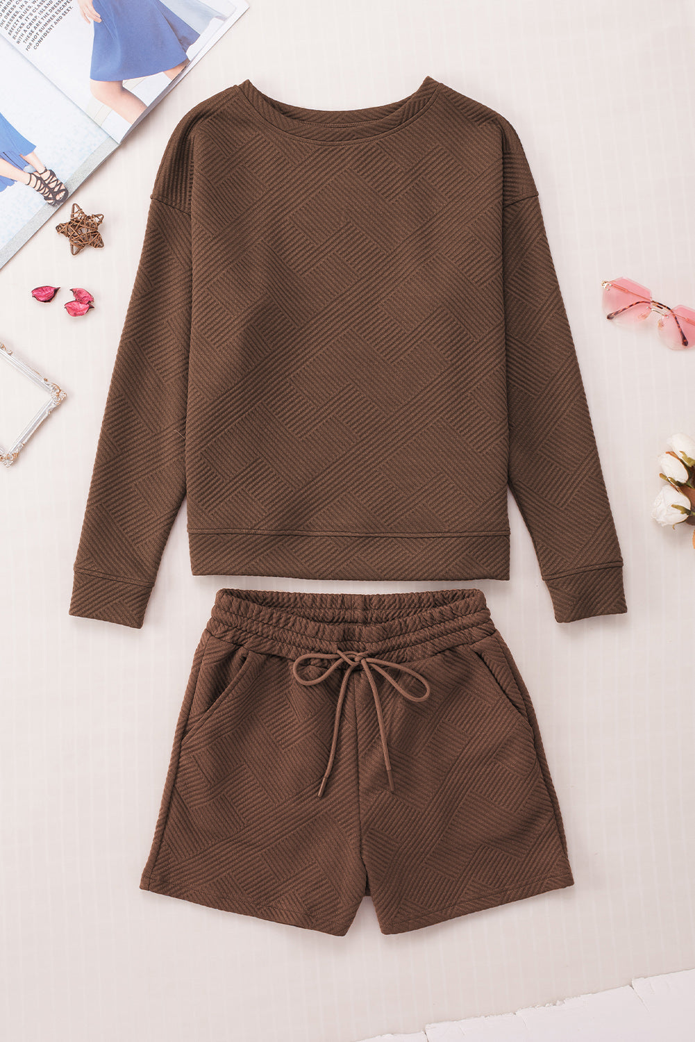 Graues Set mit langärmligem Oberteil und Shorts mit Kordelzug und Strukturmuster