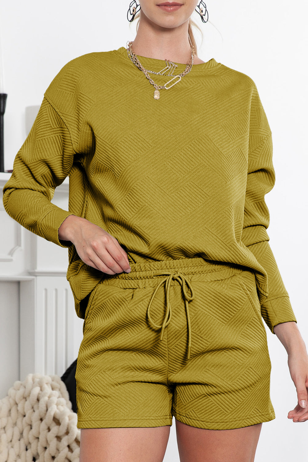 Graues Set mit langärmligem Oberteil und Shorts mit Kordelzug und Strukturmuster