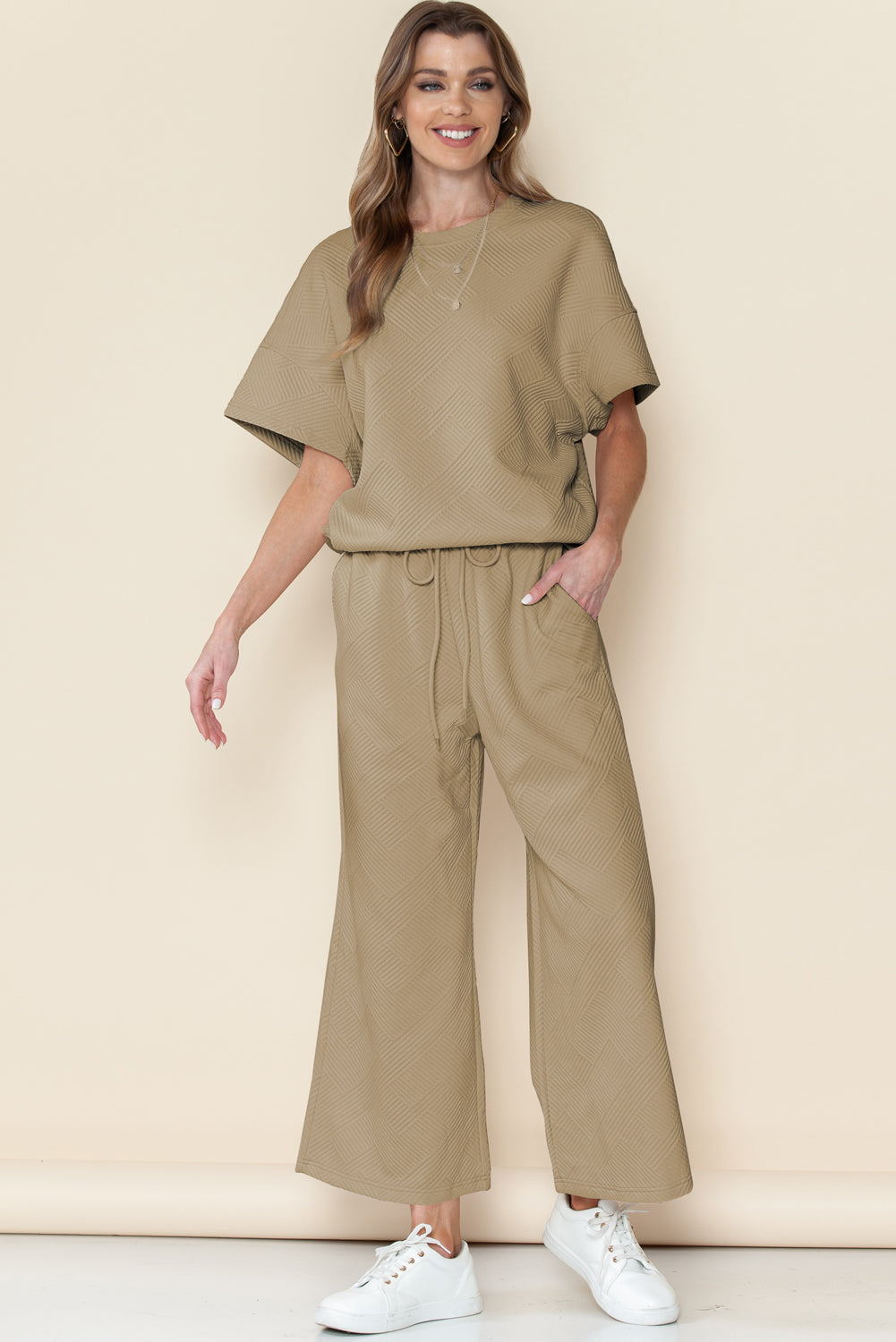 Schwarzes, strukturiertes, locker sitzendes T-Shirt und Hose mit Kordelzug