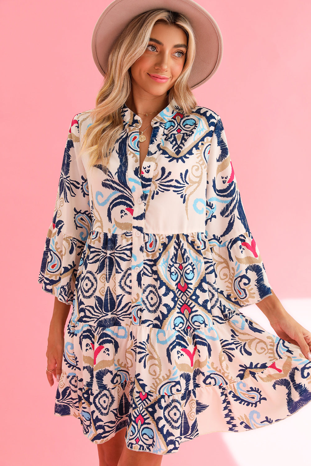 Weißes Boho-Minikleid mit Stufen und Ethno-Print