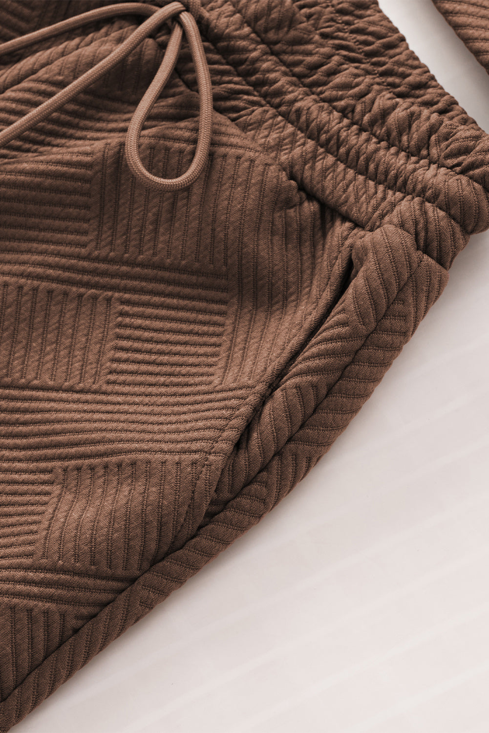 Graues Set mit langärmligem Oberteil und Shorts mit Kordelzug und Strukturmuster