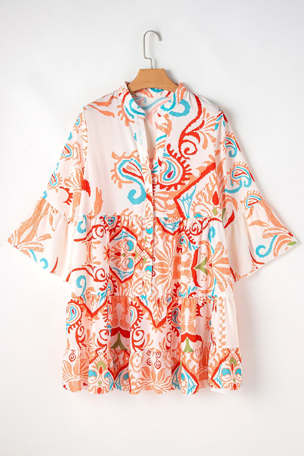 Weißes Boho-Minikleid mit Stufen und Ethno-Print