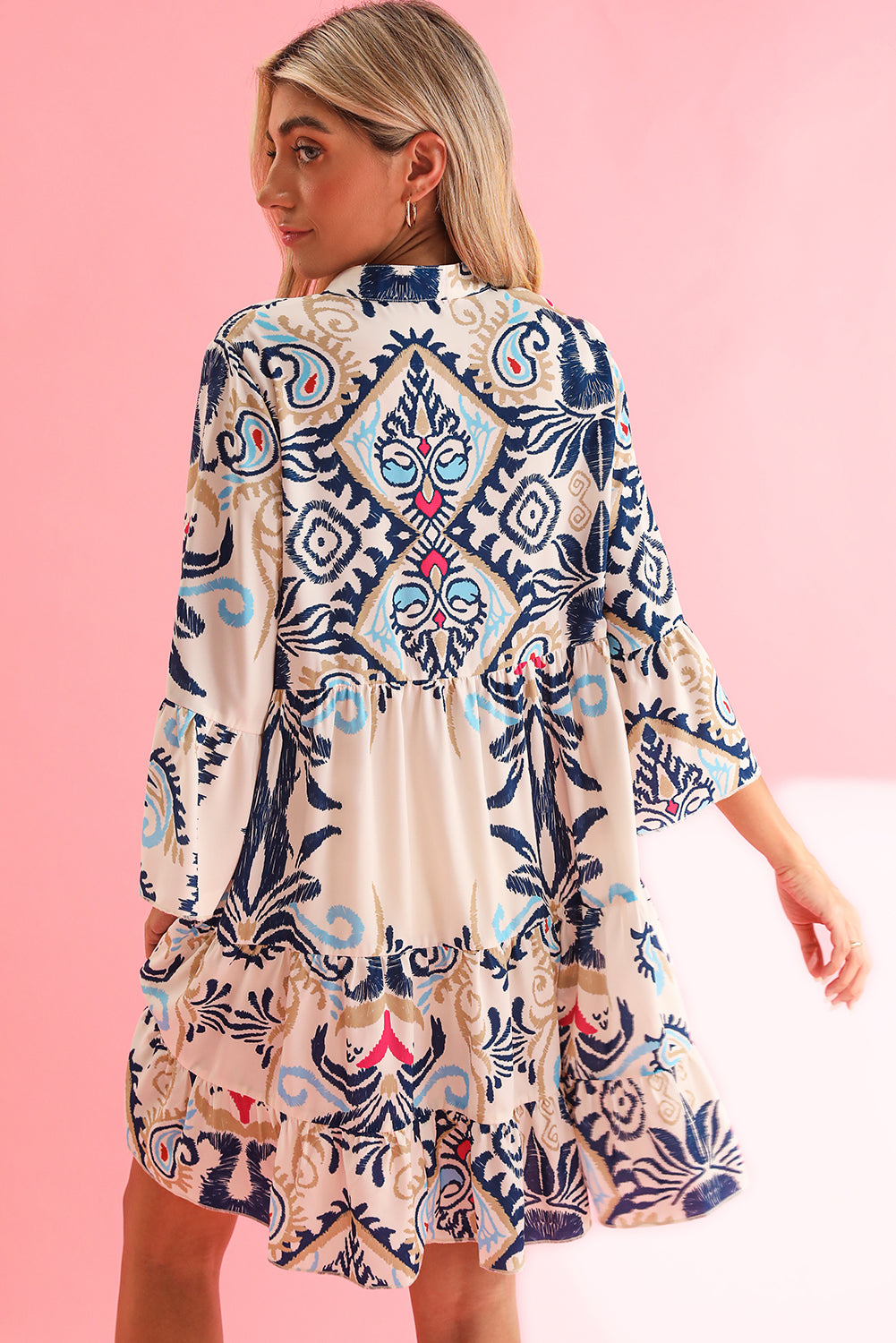 Weißes Boho-Minikleid mit Stufen und Ethno-Print