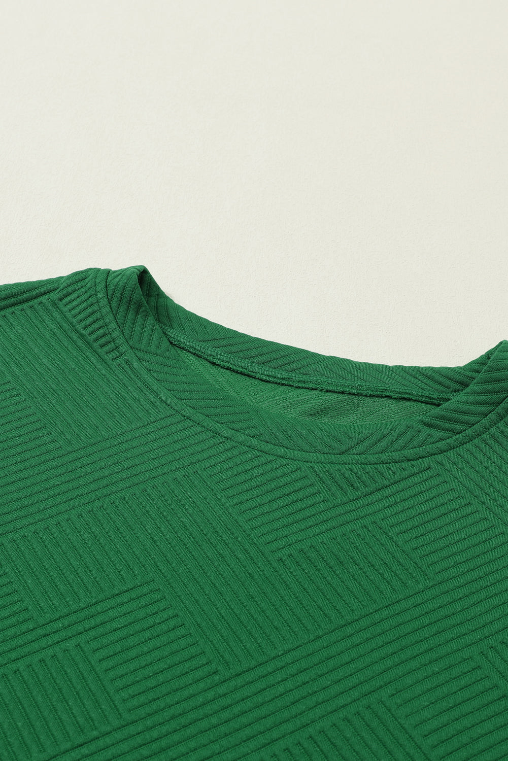 Schwarzes, strukturiertes, locker sitzendes T-Shirt und Hose mit Kordelzug