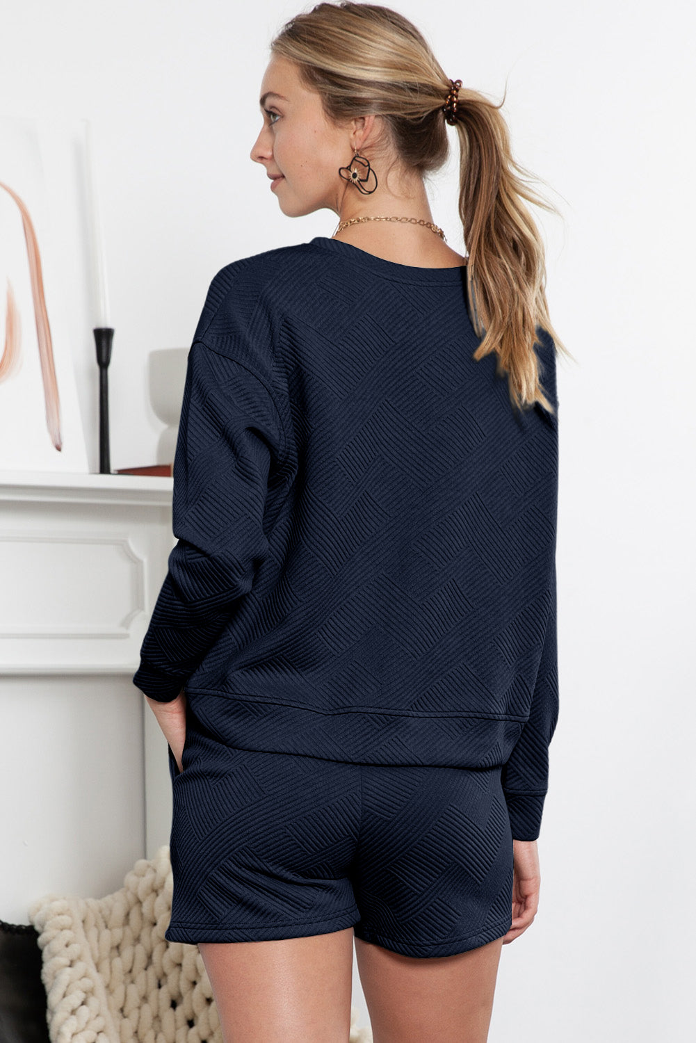 Graues Set mit langärmligem Oberteil und Shorts mit Kordelzug und Strukturmuster