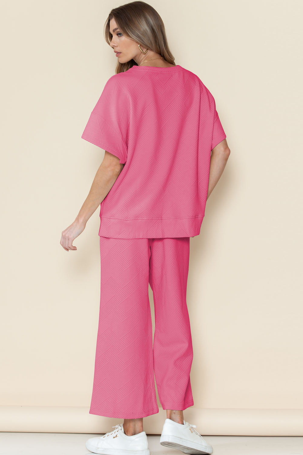Schwarzes, strukturiertes, locker sitzendes T-Shirt und Hose mit Kordelzug