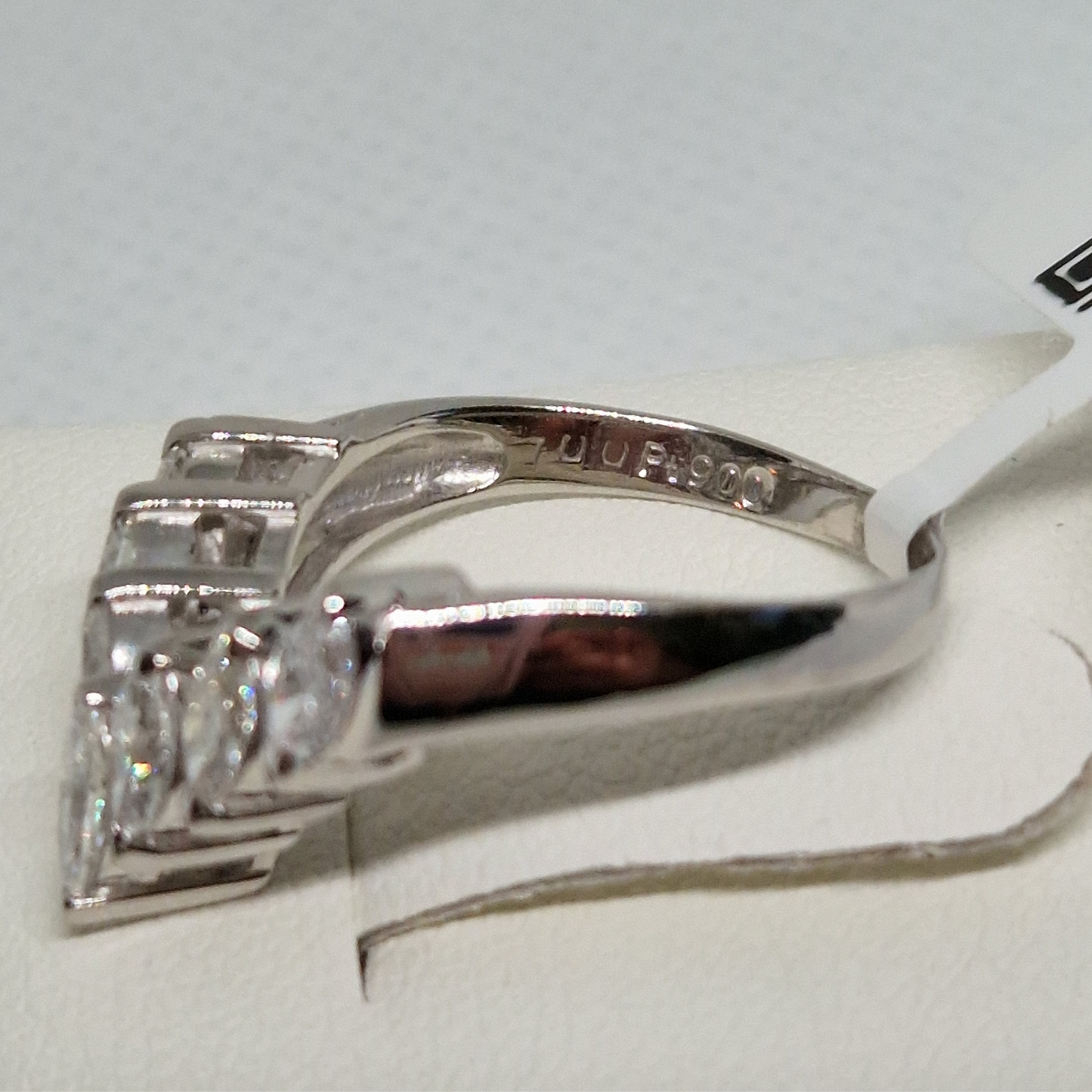 Pt900 1.00ct Marquise Cut V-Ring