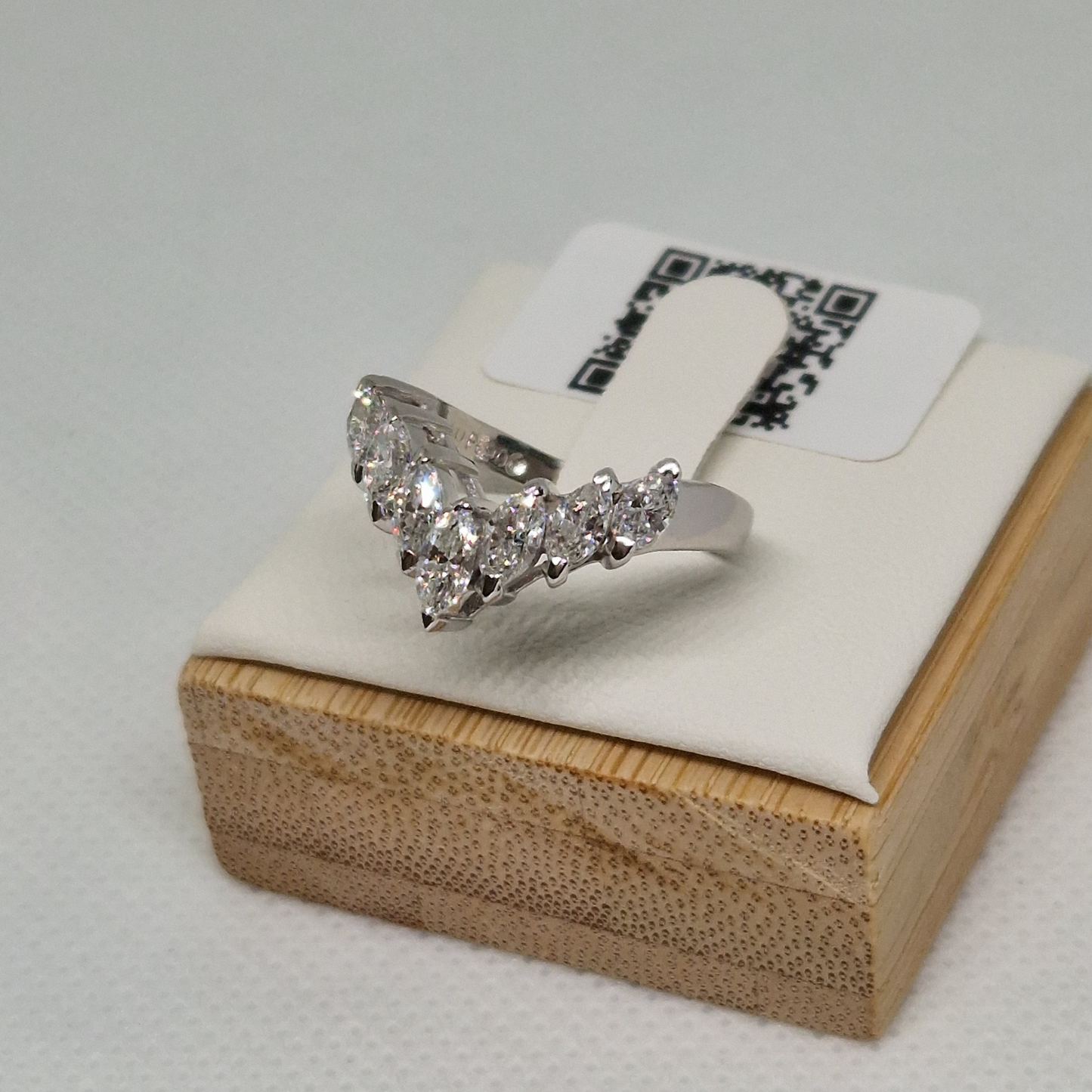 Pt900 1.00ct Marquise Cut V-Ring